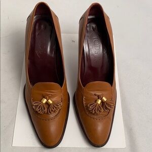 Tod’s caramel tan leather tassel pumps 39.5